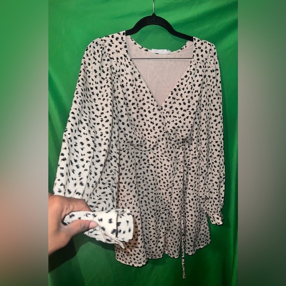 All In Favor Chic Black and Cream Polka Dot Wrap Dress size Small - Picture 2 of 7